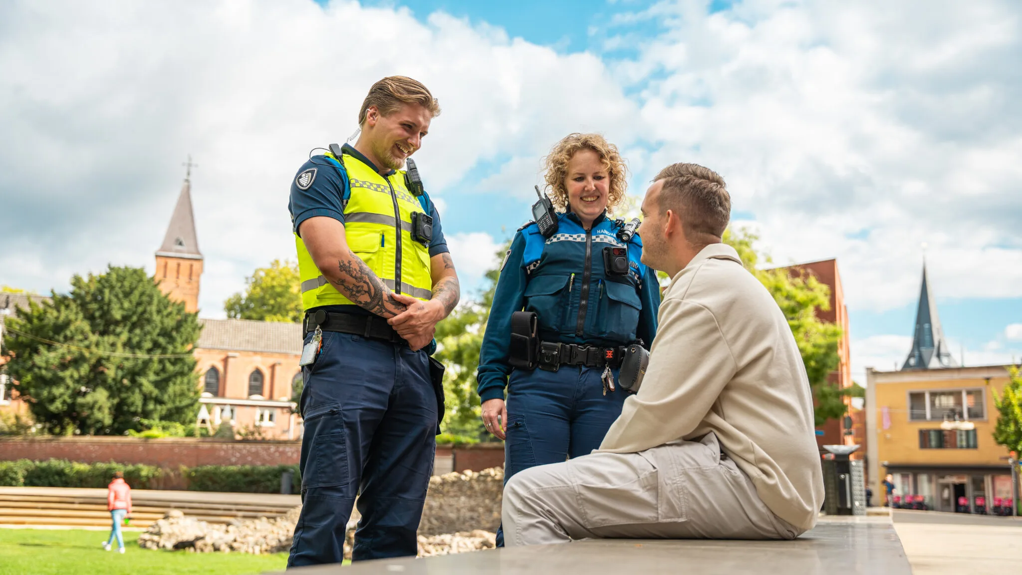 BOA-handhavers in gesprek met een burger